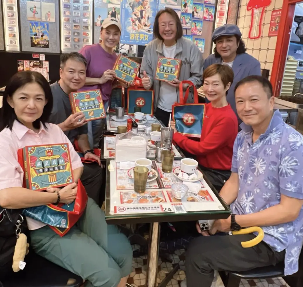 潘芳芳近日與一眾圈中好友溫馨敘舊，合照中罕見地帶同才子老公陳冠豪一同現身，同場還有譚玉瑛、蔡子健及監製潘嘉德。(圖：網絡截圖)