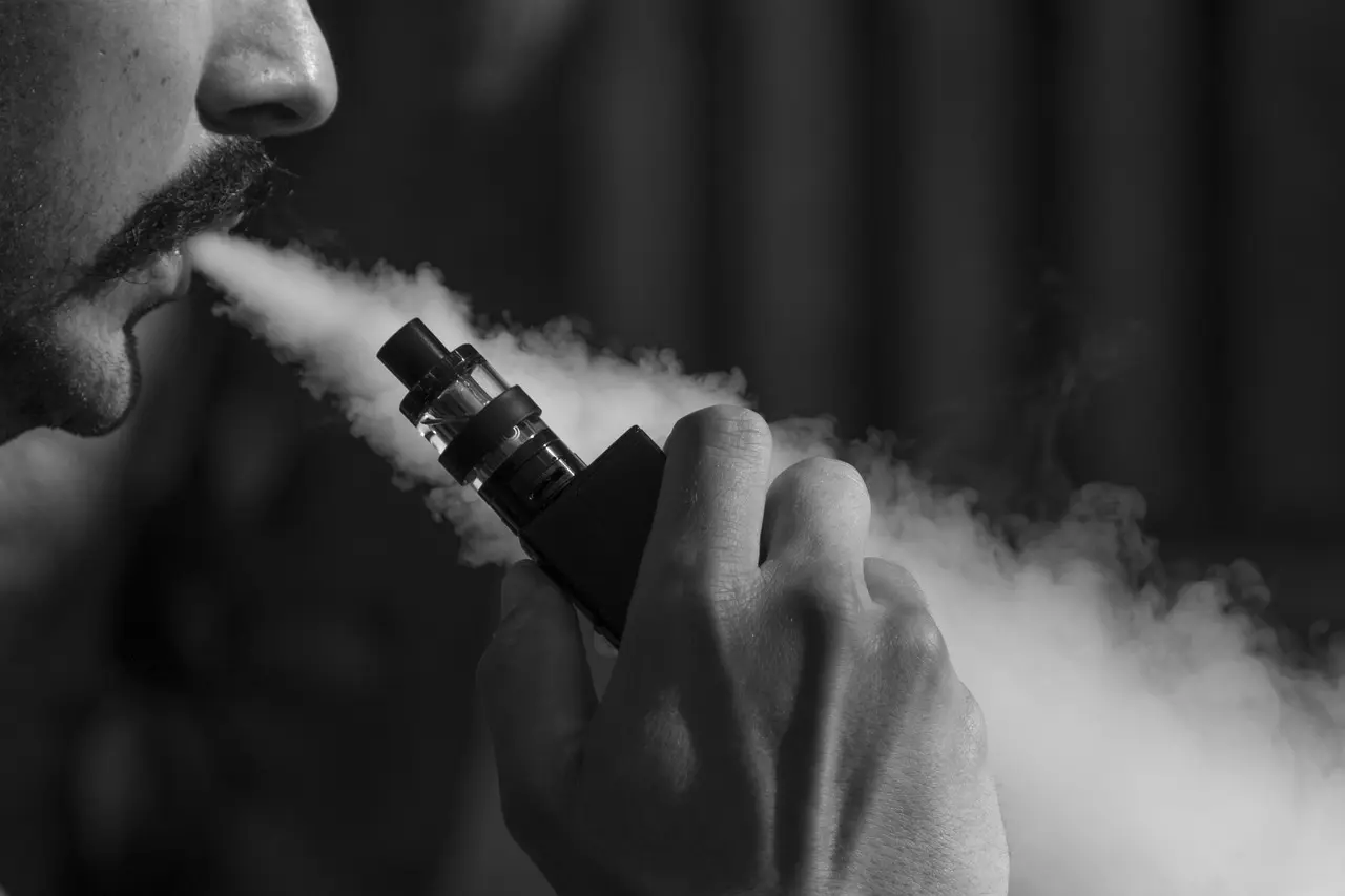 英國雀巢員工比林斯於廁所使用電子菸觸發火警致工廠停工遭解雇，其提告後法院認定處分過重，判賠22,216.72英鎊，同時點明食品廠室內吸菸的隱性危害。（示意圖來源：pixabay）