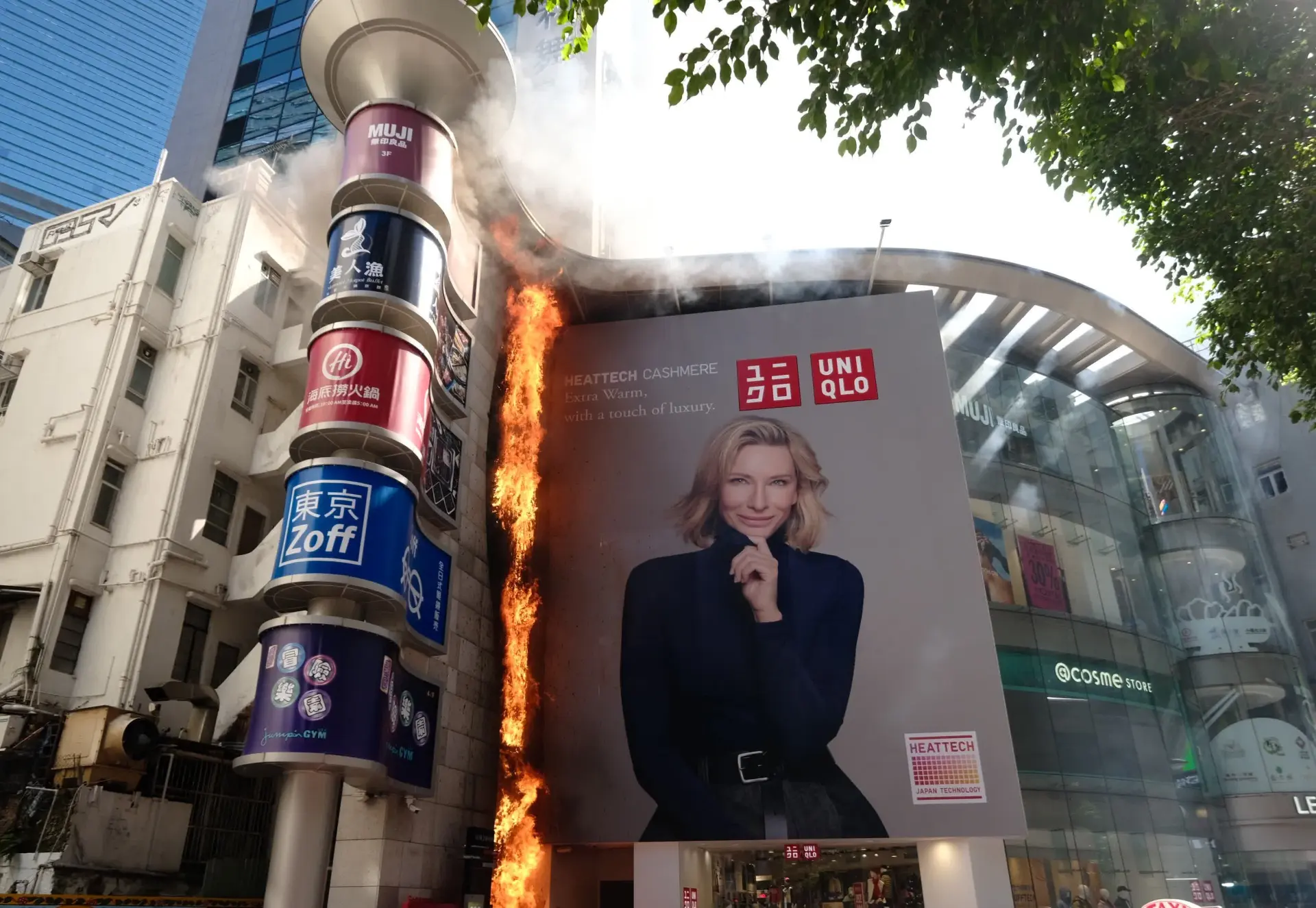 銅鑼灣波斯富街99號利舞台廣場外人造草墻今日（25日）中午12時53分起火 (馬路的事討論區)