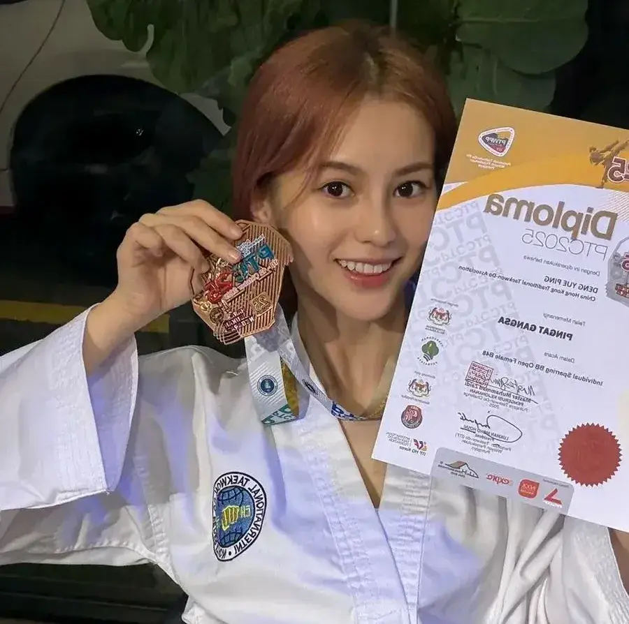 她特別感謝教練 Bruce 長年風雨不改的陪伴,認為這段訓練不僅鍛鍊了體能,更讓她在心态上完成成長,實現了從演員到運動員的跨界蛻變。。(圖:Larine 鄧月平@FB)