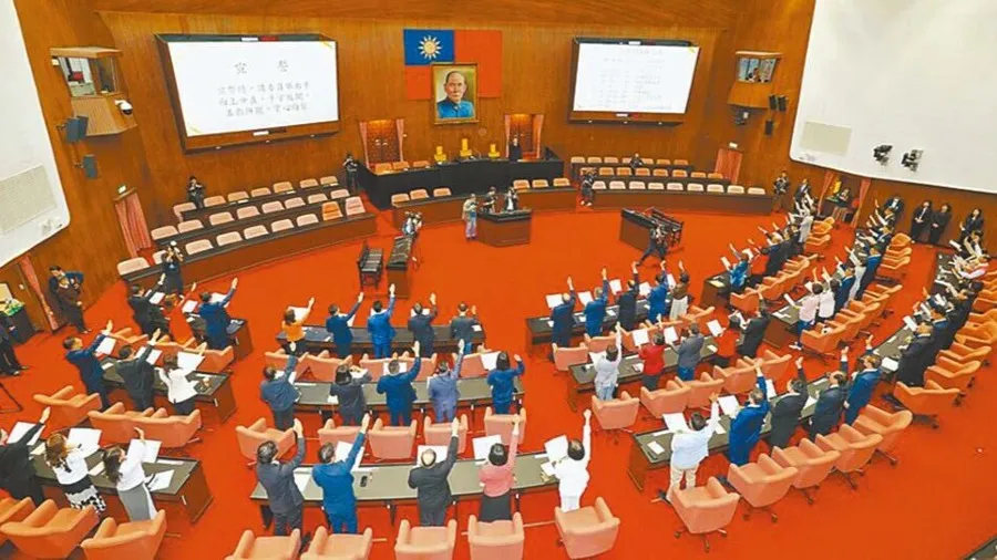 台「國防特別條例」三讀通過 藍白聯手敲定7800億軍購上限的封面圖片