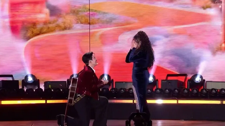 李川跨年直播求婚錘娜麗莎 上億觀眾見證內娛首個跨晚求婚名場面 網友：又甜又感動的封面圖片