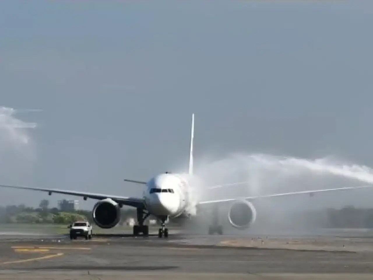 東航MU745班機，降落阿根廷首都布宜諾斯艾利斯埃塞薩國際機場。（央視新聞圖片）