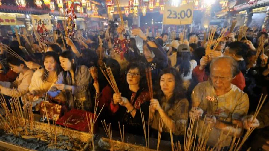 黃大仙祠大批善信排隊迎馬年 子時鐘響爭上頭炷香的封面圖片