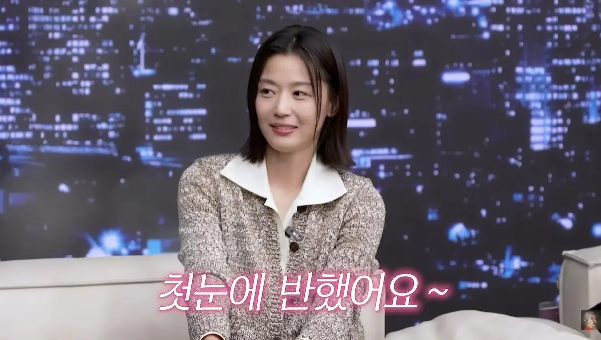 全智賢坦言見到崔俊赫的第一眼就一見鍾情，主持人南昌熙追問「聽說他被叫作「乙支路張東健」」，她害羞點頭認可，並補充「也許是因為他的公司在那附近吧」。(圖：視頻截圖)