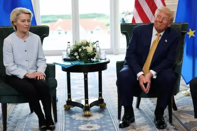 7月27日，特朗普與馮德萊恩在蘇格蘭會面，宣布美歐達成貿易協議 (鳳凰網)