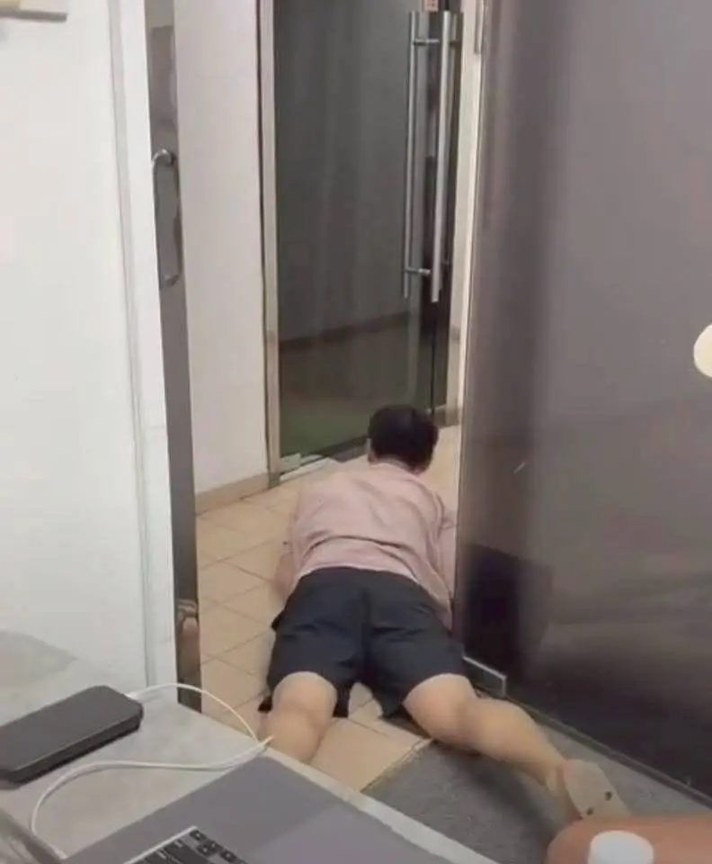 此前，在辦公室內傳出呻吟聲，引起同事好奇，甚至嘗試在門外透過門縫窺探。（影片截圖）