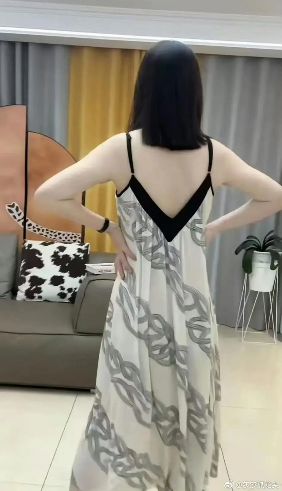 同款睡衣吊帶+深V後背的版型很有氛圍感（網上圖片）