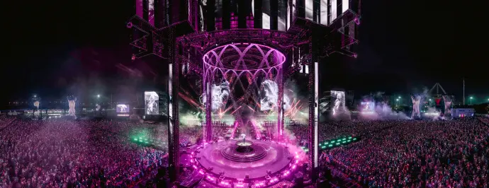 華晨宇火星樂園2.0於南京震撼首秀，承載經典火星IP內核，以2000噸鋼鐵打造全新複合式舞台，搭配雙歌單、頂級聲學系統與三大主題園區，突破傳統演唱會形態，帶來全方位沈浸式視聽與互動體驗。（來源：华晨宇yu@新浪微博）