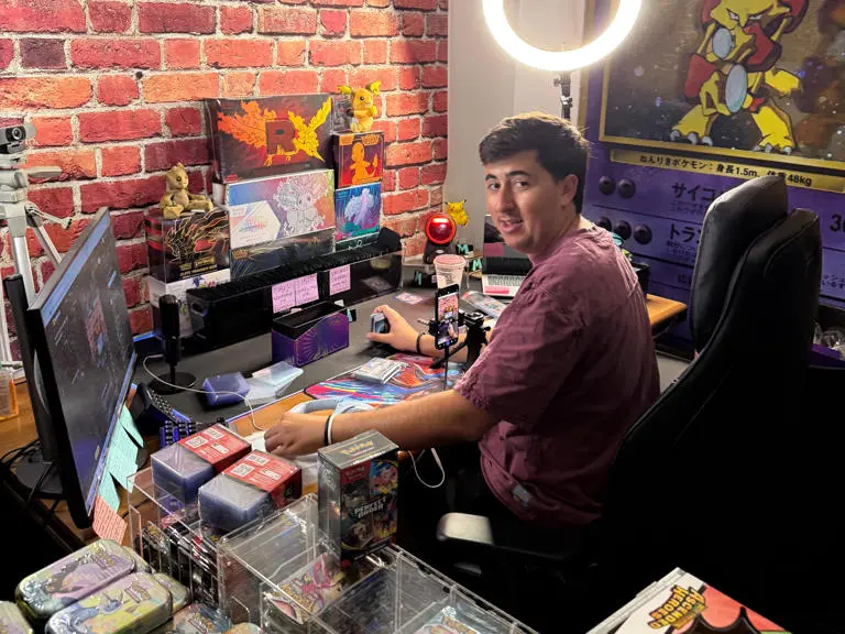 美國26歲青年Andres Fernandez大學輟學，專職經營寶可夢（Pokémon）卡牌直播交易，搭上台灣TCG市場熱潮，打造家族創業團隊，營收逐年翻倍，今年預計突破1100萬美元。（來源：Andres Fernandez）