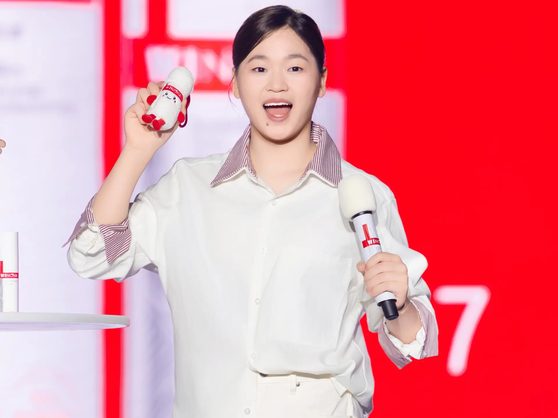 對比早年短髮、帶嬰兒肥、略木訥的形象，今次亮相的全紅嬋顯得更自信，面對群眾落落大方。她已有兩個月未有更新社交平台動態，今次活動的片段及相片流出後，大量網民於微博留言讚嘆。(圖：微博)