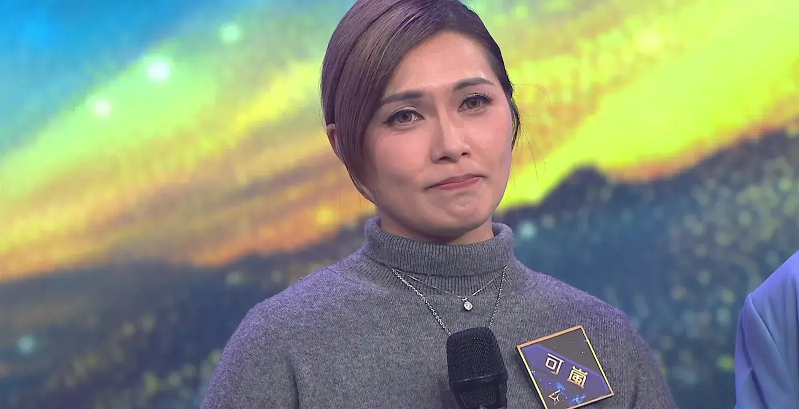 回溯可嵐的演藝之路，其實早有光輝起點。她於 2005 年參加英皇新秀歌唱大賽，2008 年正式出道，憑《女生不哭》打響名堂，更憑《安全感》奪得《CASH 流行曲創作大賽》冠軍，橫掃多個新人獎項。(圖：視頻截圖)