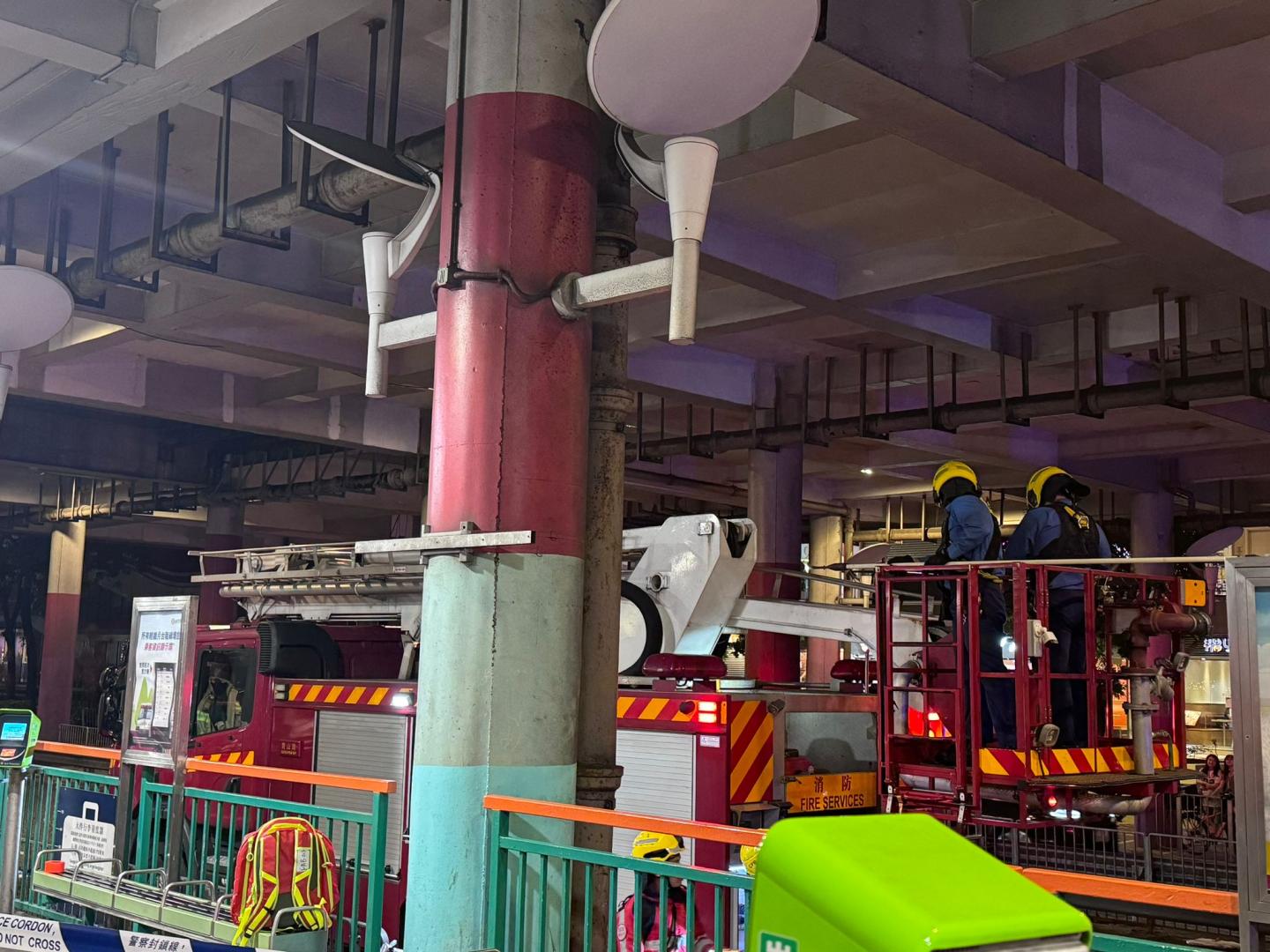 輕鐵安定站石屎剝落 至少一人受傷［相片由屯門區議員葉文斌提供］