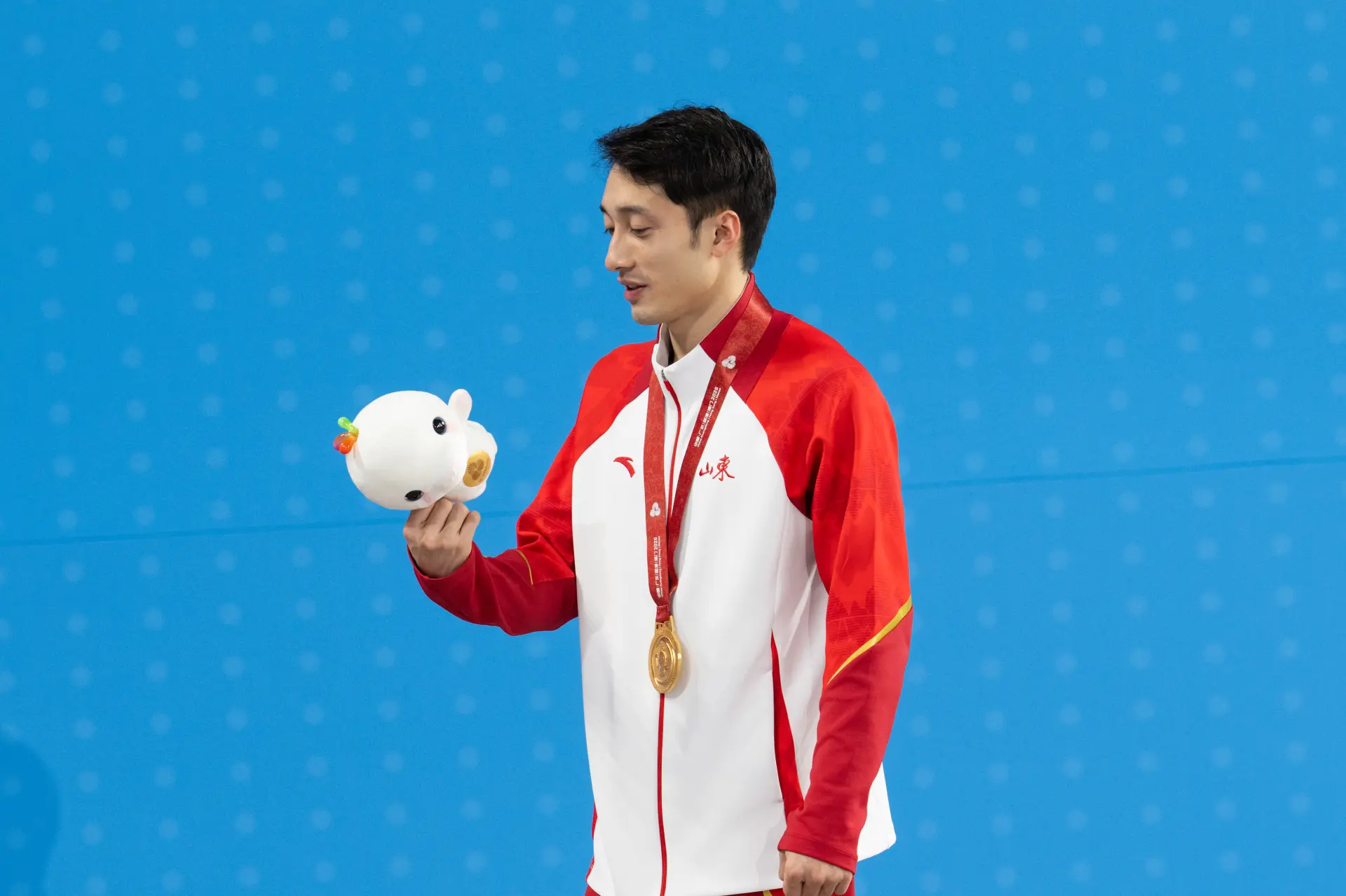 其後在 11 月 11 日的男子 10 米台決賽中，練俊傑又在最後一跳以 105.45 分的驚艷表現逆轉，壓過 4 屆奧運金牌得主曹緣，以總成績 530.85 分再添一金，成就本屆全運會雙冠王榮耀。(圖：新華社)