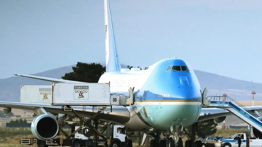 伊朗暗殺威脅逼特朗普上演偷天換日！C-32A軍機「Reach 18」呼號掩護撤離土耳其的封面圖片
