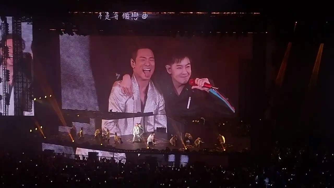 特別嘉賓林志穎的現身更是為演唱會增添了不少色彩。兩人相識超過30年，林志穎的到場引來全場的歡呼，並共同合唱了《不是每個戀曲都有美好回憶》。(圖：視頻翻攝)