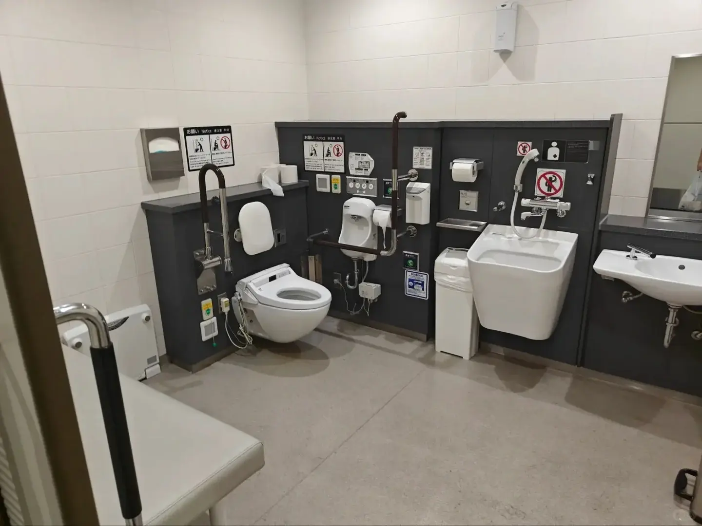 11月28日清晨，東京羽田機場第二號航站楼（Tokyo Haneda Airport Terminal 2）多處廁所的馬桶集體「罷工」，沖洗水完全流不出來，近七成設備直接報廢。（示意圖來源：小紅書）