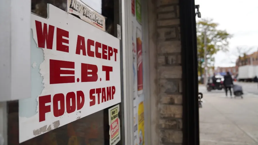 美國政府停擺33天：SNAP斷糧4200萬人沒飯吃，距最長紀錄僅差2天，航空醫保齊受創的封面圖片