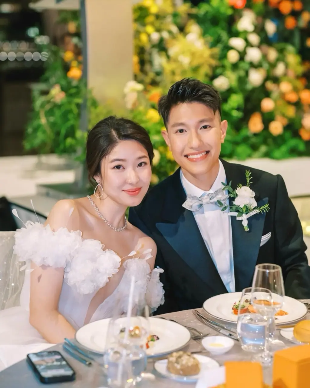 2023 年 12 月,許惠菁與相戀 7 年的銀行業男友 Shane Sim 結婚,許紹雄更是豪氣十足,贈送位於新加坡、價值約 2300 萬港元的物業作為嫁妝,更分別在香港與新加坡兩地擺設豪華婚宴。(圖:網絡翻攝)