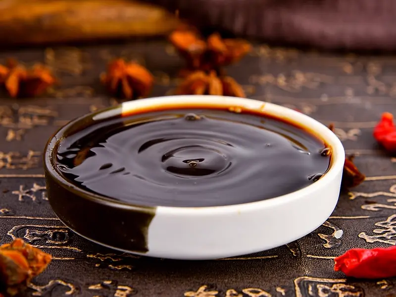 更現實的是，很多宣稱「零添加」的醬油，為了防止變質，會加入更多鹽，鹽吃多了反而可能增加高血壓的風險，這可比適量添加劑的危害大多了。（示意圖來源：網絡）