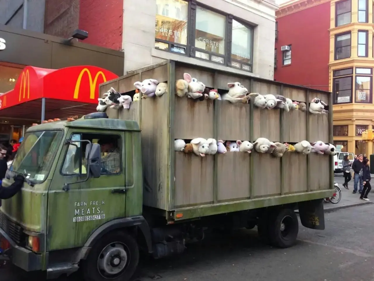2013 年的美國紐約街頭，一輛印著屠宰場標識的貨車突然闖入繁忙的人流，打破了街區的日常節奏。（視頻截圖來源：Banksy NY@YouTube）