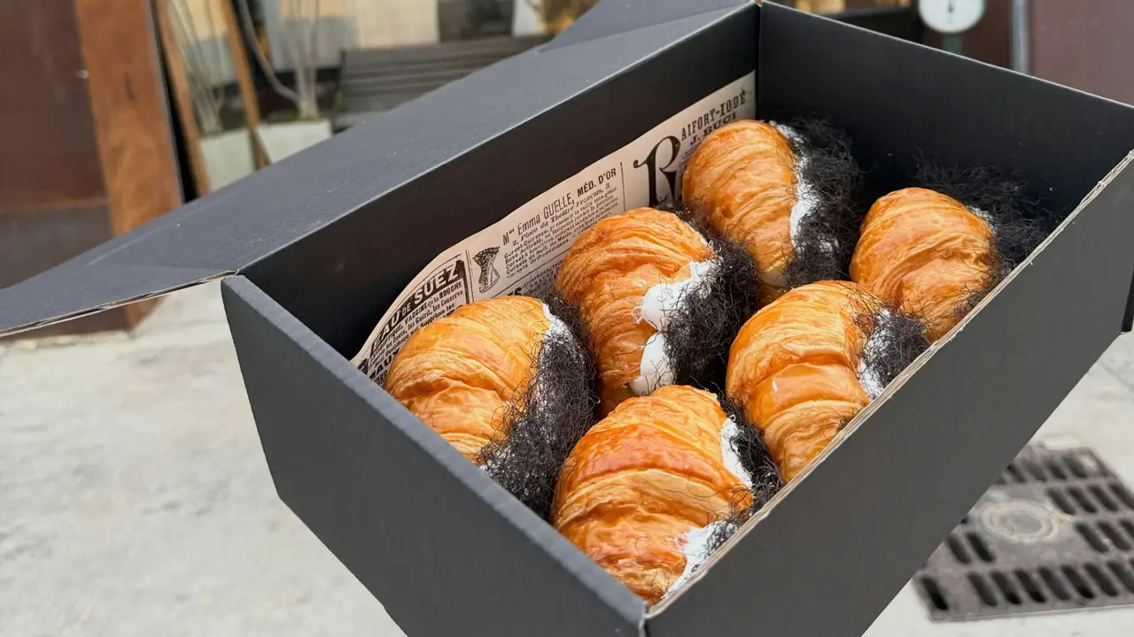 泰國芭堤雅（Pattaya）人氣烘焙店推出「體毛牛角包」（Croissant），以髮菜打造黑色毛絲質感爆紅，店家揭秘設計靈感，卻因改造法式甜點，引發網友質疑不尊重法國文化的兩極爭議。（來源：SaiwanbakehousePattaya@FB）