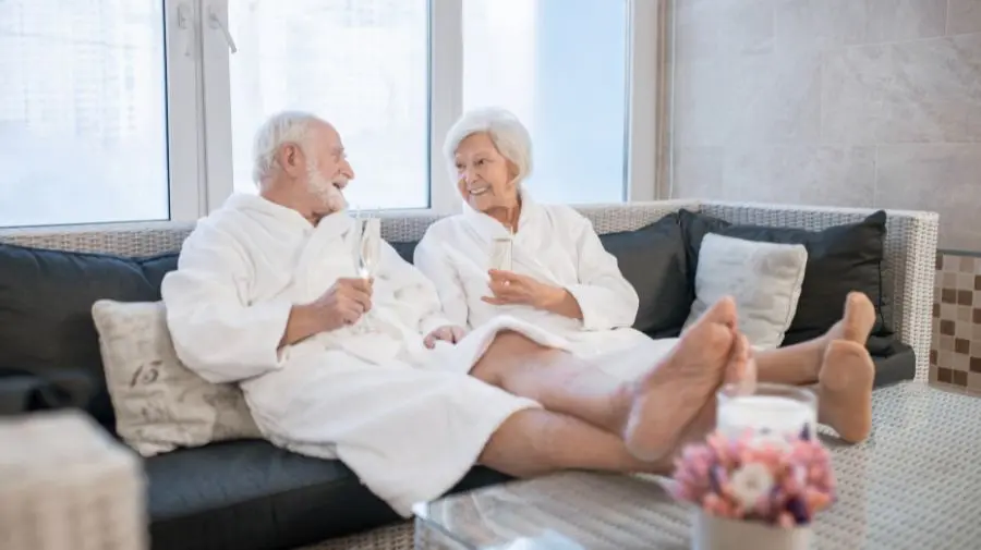 老年人在冬天泡個溫泉，可以藉著聆聽音樂、與家人朋友交談互動，增進親情、友情。