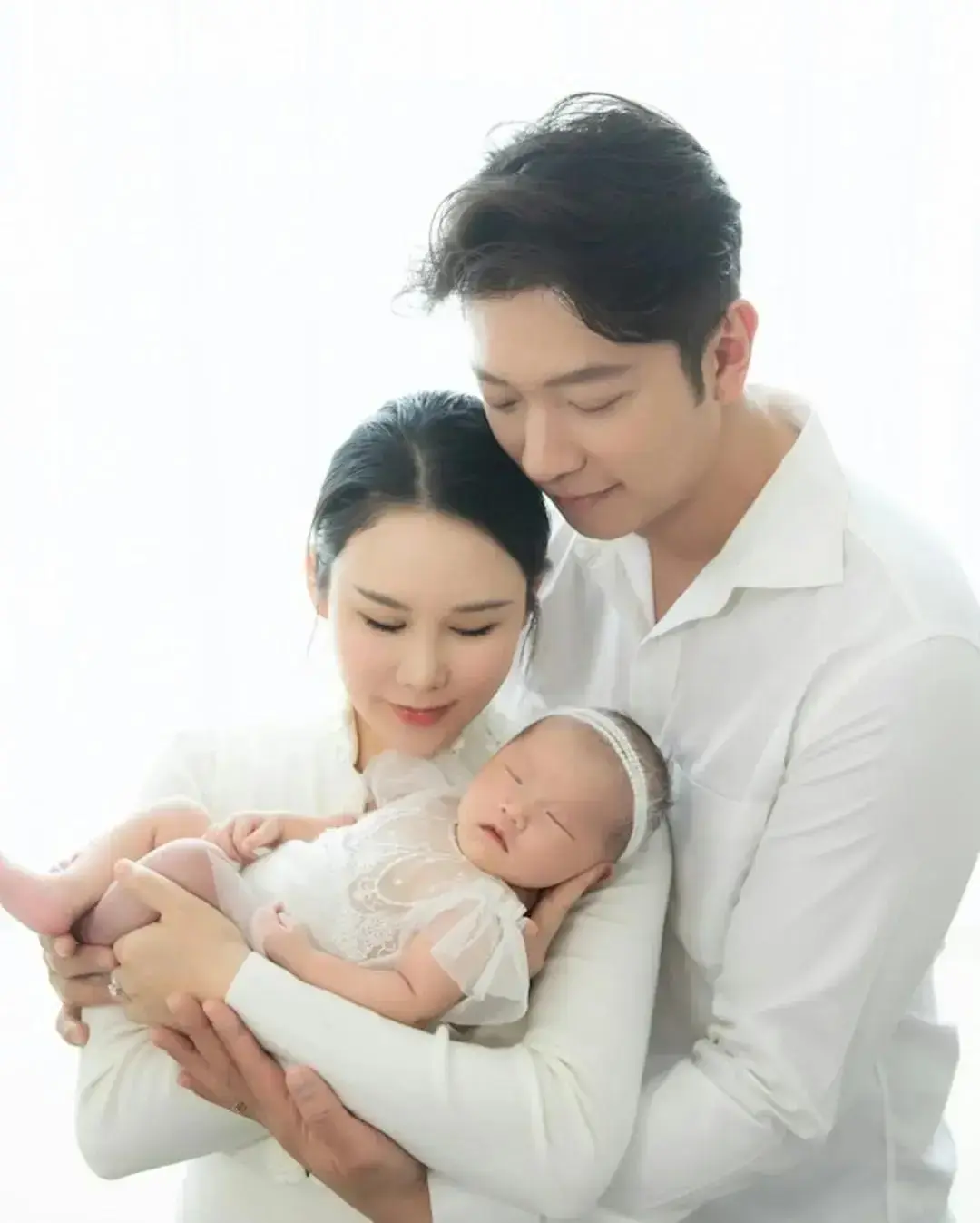 首屆香港先生冠軍高鈞賢（Matthew）的人生近一年可謂喜憂交織。去年12月，他高調宣布與小10歲的內地女友黃梓漫結婚，今年便迎來愛女Liona的誕生，一家三口定居深圳。(圖：網絡截圖)