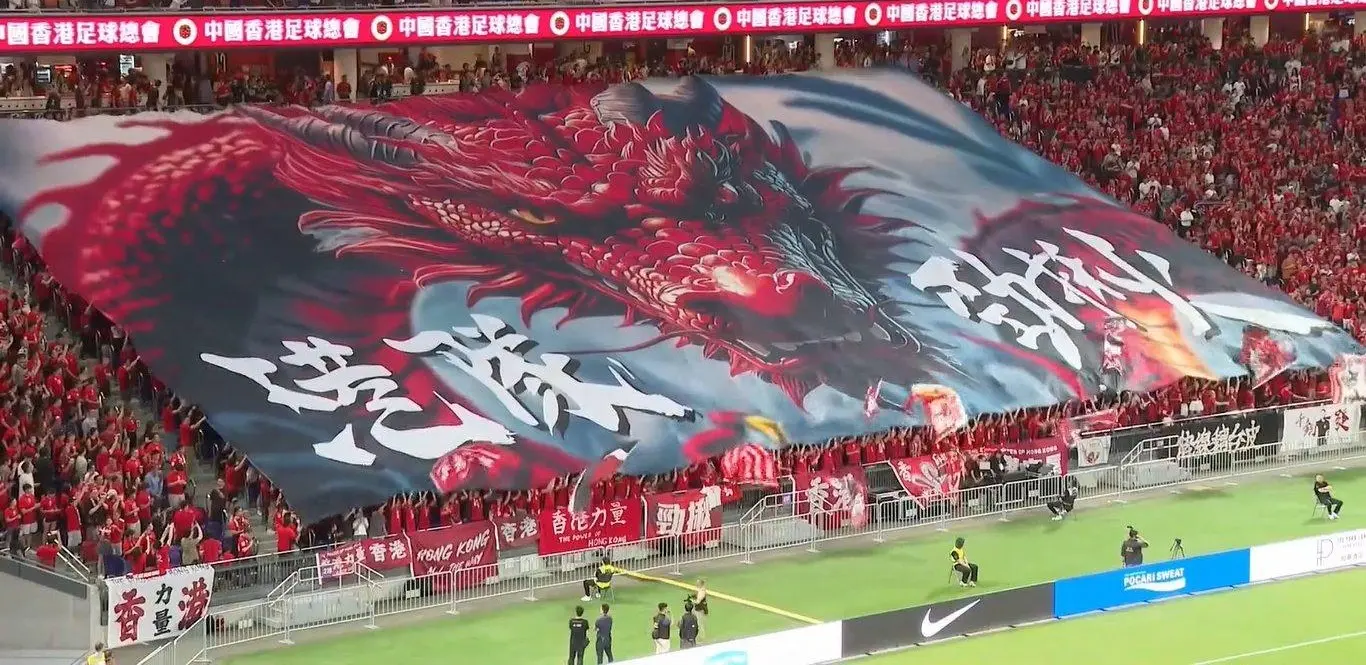 港隊 6 月初首戰啟德時，曾吸引 42,570 名觀眾入場見證 1:0 絕殺印度的時刻，創下場館入場人數紀錄。(圖：視頻翻攝)