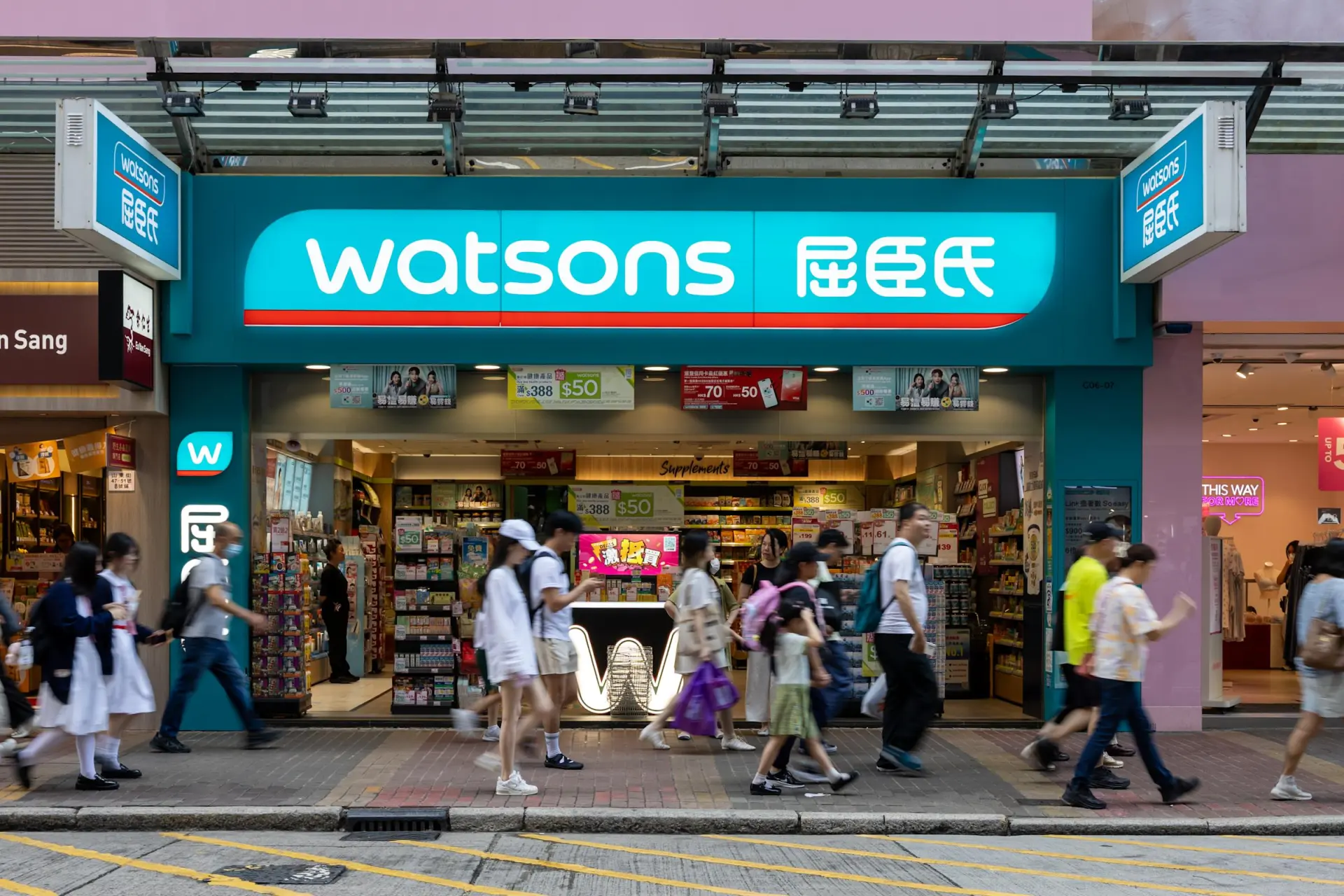 對於上市地點的選擇，長和采用「港英雙掛牌」策略暗藏深意。香港作為長和系根基所在，屈臣氏在大中華區擁有深厚品牌沉澱，可鞏固主場投資者基礎；而倫敦市場不僅是歐洲業務核心，當地投資者對零售業模式更為熟悉，有助於獲得合理估值溢價，同時分散地緣政治風險。(圖：網上截圖)