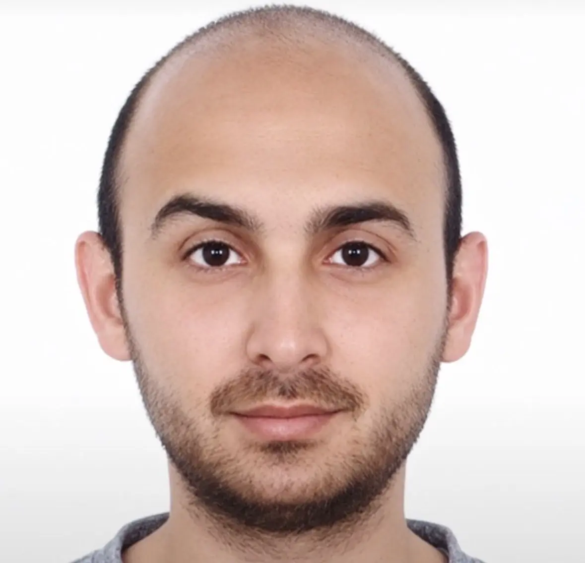 土耳其通緝犯圖巴沙爾（Tuğrul Başar）為躲避刑期，冒用妹妹身分、變裝成長髮女性潛逃8年，於伊斯坦堡卡德柯伊區遭警方抓獲，因冒用身分再遭立案偵辦，監獄歸屬引發熱議。（來源：HaberReport@X）