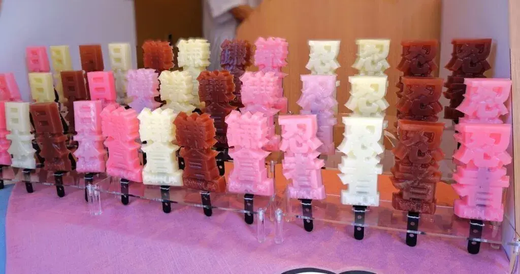 日本話題甜點KANJI ICE漢字冰棒於鎌倉開設專門店，憑藉常溫30分鐘不融化的特殊技術爆紅，黃金週期間熱銷售罄，提供多口味與漢字客製化服務，分店遍布多個觀光景點。（來源：KANJI ICE）