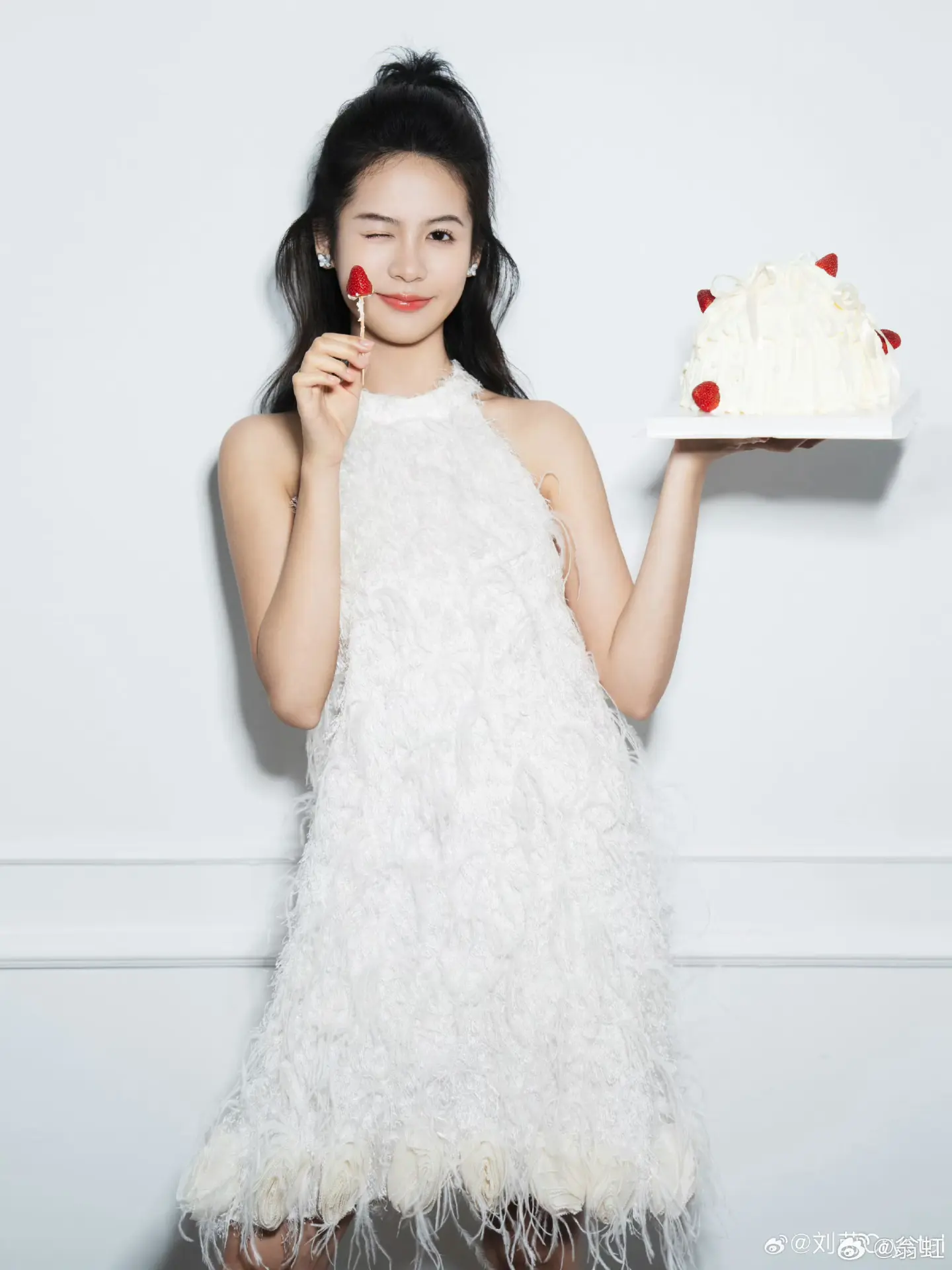 劉蒔本人也在社交平台分享生日喜悅，除了「18 歲啦」的慶祝動態，還曬出公主造型寫真，並透露自己熱衷音樂與健康飲食，希望日後分享所學幫助他人。(圖：翁虹@微博)