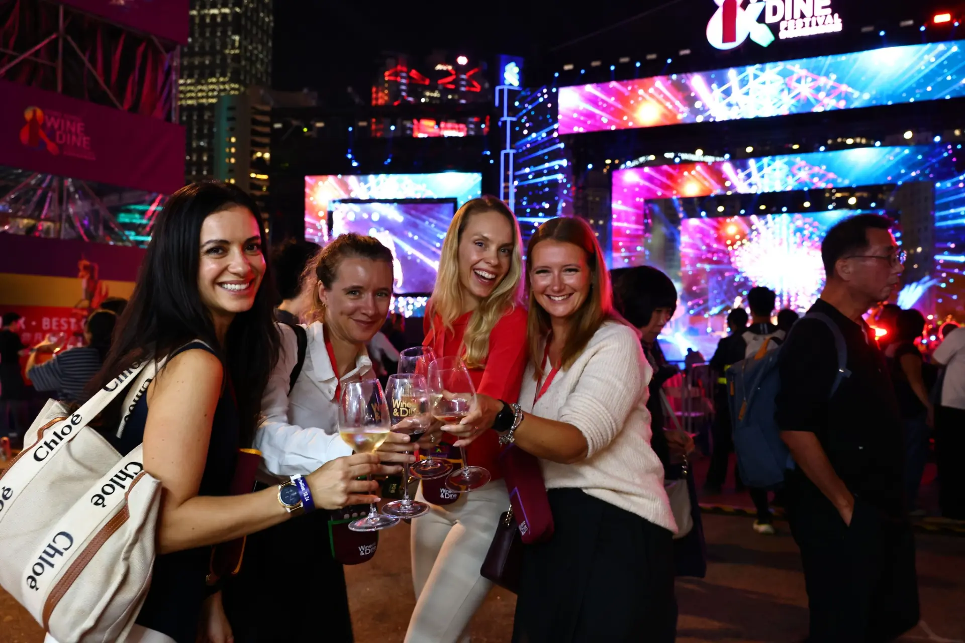 旅遊業的繁榮，離不開航空、酒店、餐飲、零售、景點及交通等各個環節的緊密配合與優質服務。 業界應把握智慧旅遊趨勢，利用科技提升旅客從規劃、入境到遊覽、消費、離境的全流程體驗。 零售與餐飲業需繼續提升服務質素與產品吸引力，讓旅客願意消費、樂意消費。(圖：Discover Hong Kong)