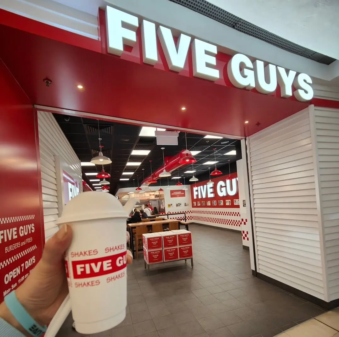香港營商環境復甦，外國旅客回流及國際盛事帶動消費，Five Guys 計劃於 2025 年增聘約 10% 員工。(圖：Five Guys FB)