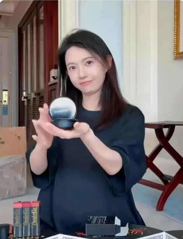中國内地演員白宇遭網友爆料疑似升格當爸，傳聞由劉萌萌影片體態變化而起。兩人擁有十餘年低調戀情，惟當事人與工作室至今未回應，消息僅為未經證實的網路猜測。（來源：小紅書網友）