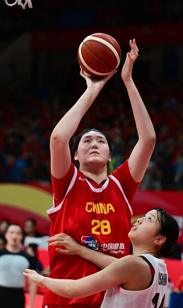 當前,中國女籃全力備戰,熱身賽取得四連勝,身高2米26、18歲的張子宇數次成為了球迷關注的焦點。