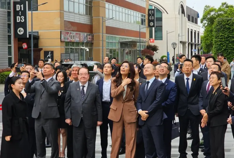 4月8日鄭麗文一行人前往上海美團總部參觀，美團創辦人王興親自接待，並安排鄭麗文體驗無人機快遞送奶茶服務。(中時新聞網)