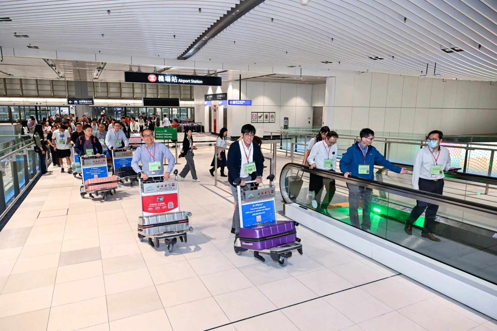 機場管理局5月14日於二號客運大樓舉行「綜合營運測試」，逾1,100名來自約30個機構的人員參與其中，模擬旅客由乘搭機場快線、巴士、跨境交通工具等不同方式抵達機場。 (圖：香港國際機場@FB)