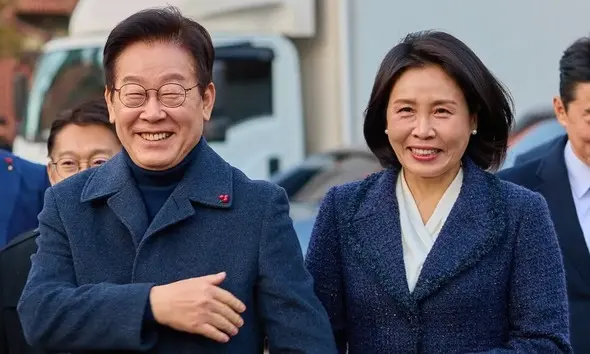 12月25日，韓國總統李在明與其夫人金惠景女士前往首爾明洞大教堂參加聖誕彌撒。（圖片來源：韓國總統室）