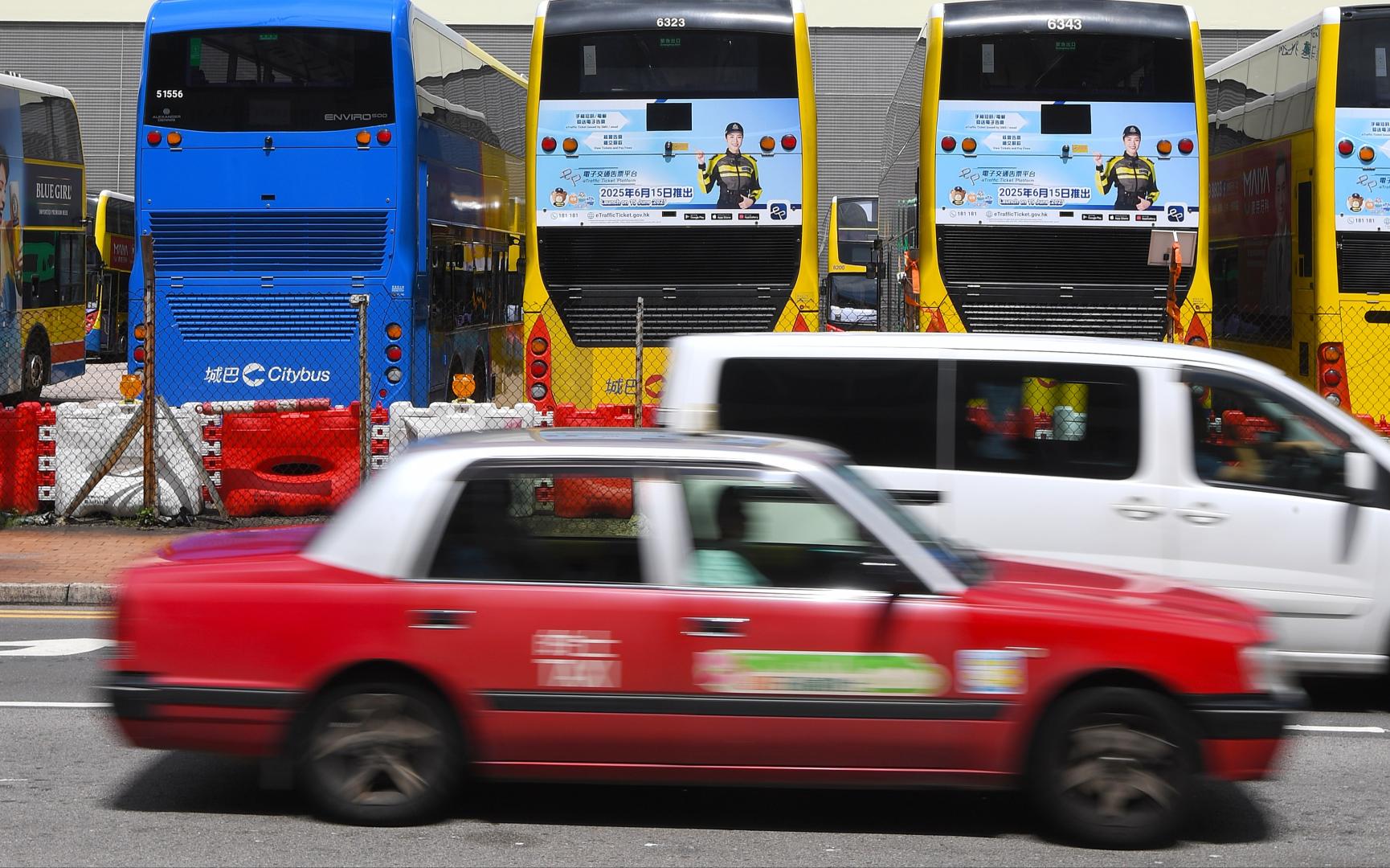 旅客停泊後乘接駁巴士進入市區。(新華社)