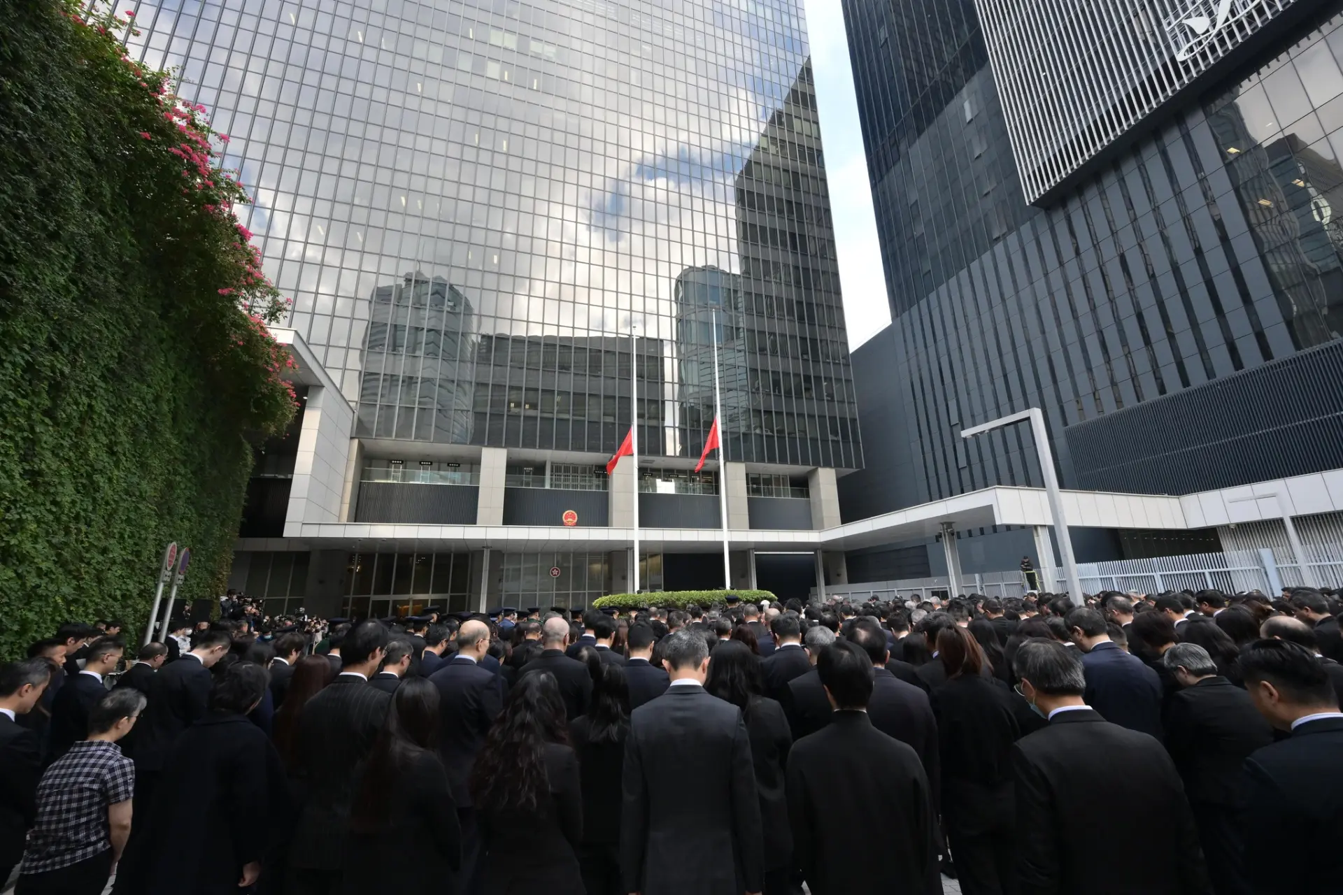 這意味著，政府此次介入不僅沒有加重業主的經濟負擔，反而通過引入慈善資源與免費專業服務，為正處於困境的業主提供了實質且及時的財政緩衝與專業支持，真正做到「雪中送炭」。(圖：政府新聞網@FB)