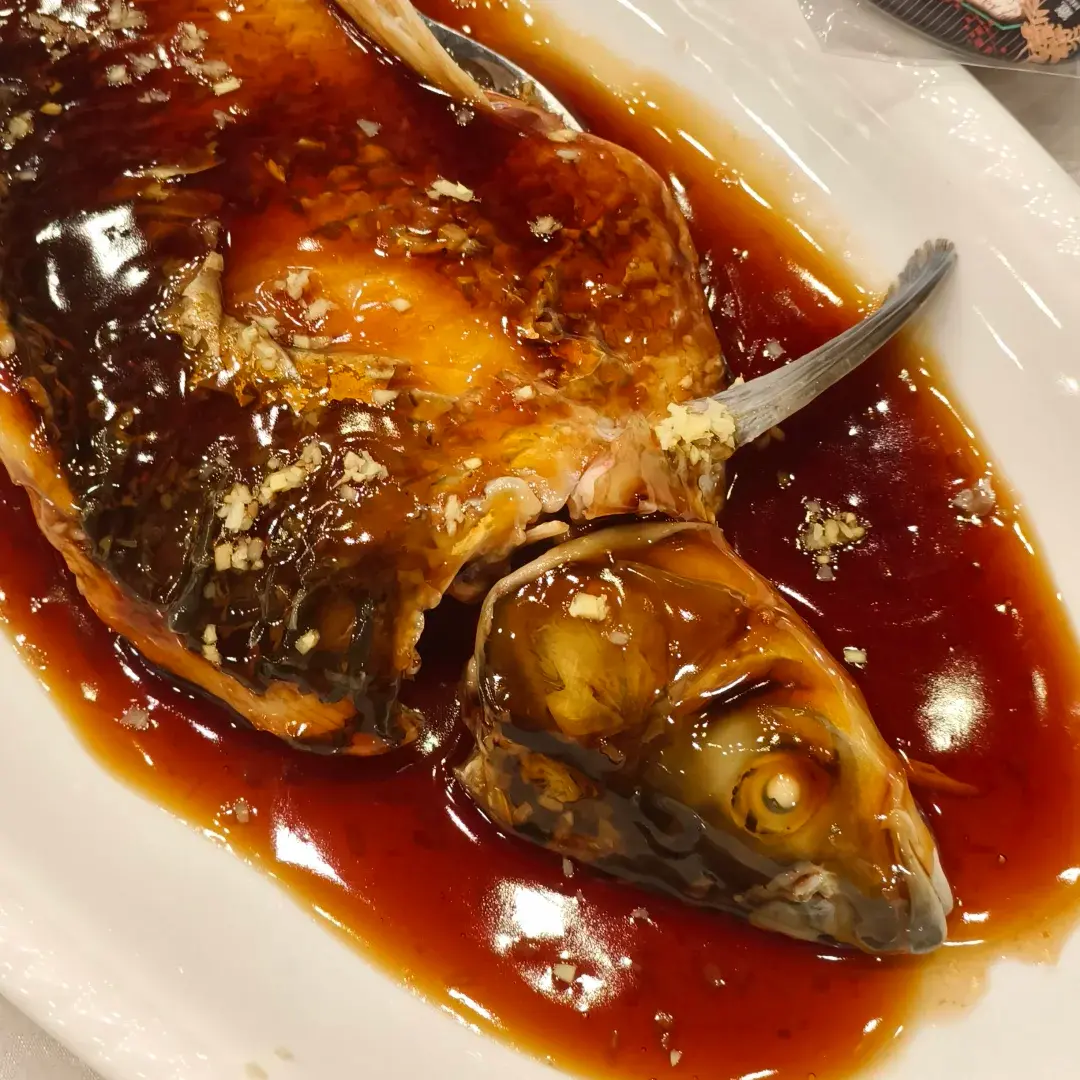 中國杭州西湖醋魚近年被年輕人瘋狂吐槽難吃，實多為不正宗版本所致。其源自清代醋摟魚，講究餓養去腥、沸水輕汆、酸甜平衡，是杭幫菜本味代表，長期被網路梗嚴重誤解。（示意圖來源：小紅書網友）
