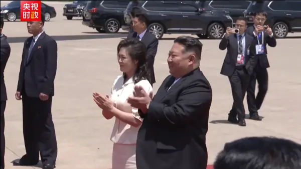 金正恩夫婦接機。（圖／翻攝央視新聞）