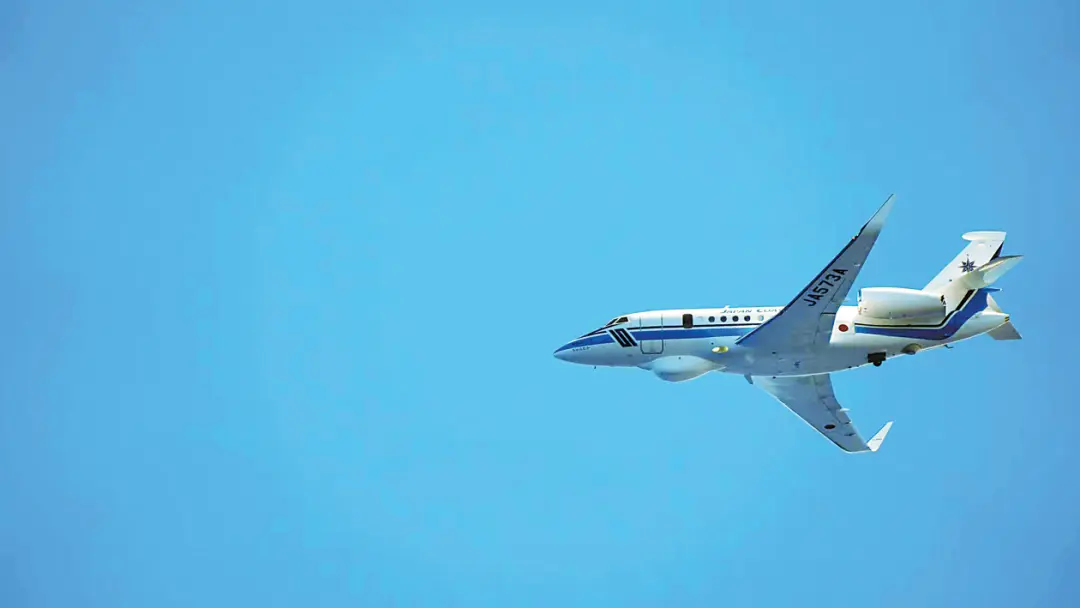 日海上保安廳飛機滋擾「向陽紅 22」船海洋環境調查活動，中方人員拍照取證。（圖源：自然資源部東海局）