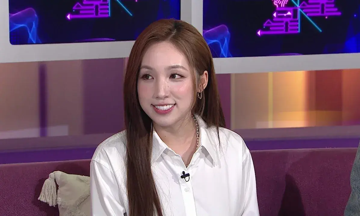 趙浚承率先向海兒發問，詢問其是否單身，並追問擇偶條件。海兒大方回應，指理想對象必須心地善良，最好喜歡玩電子遊戲。她更笑言，自己的擇偶要求沒有張佳添那麼高。(圖：《一周星星》截圖)