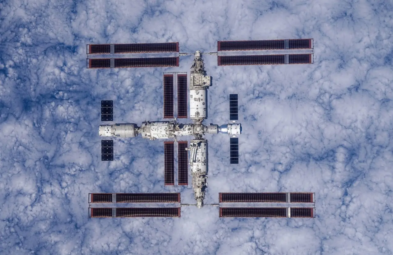 2023年11月28日，中國載人航天工程首次對外發佈由神舟十六號乘組返回地面前手持高清相機，通過飛船繞飛拍攝的空間站組合體全景照片。 （中國載人航天工程辦公室）