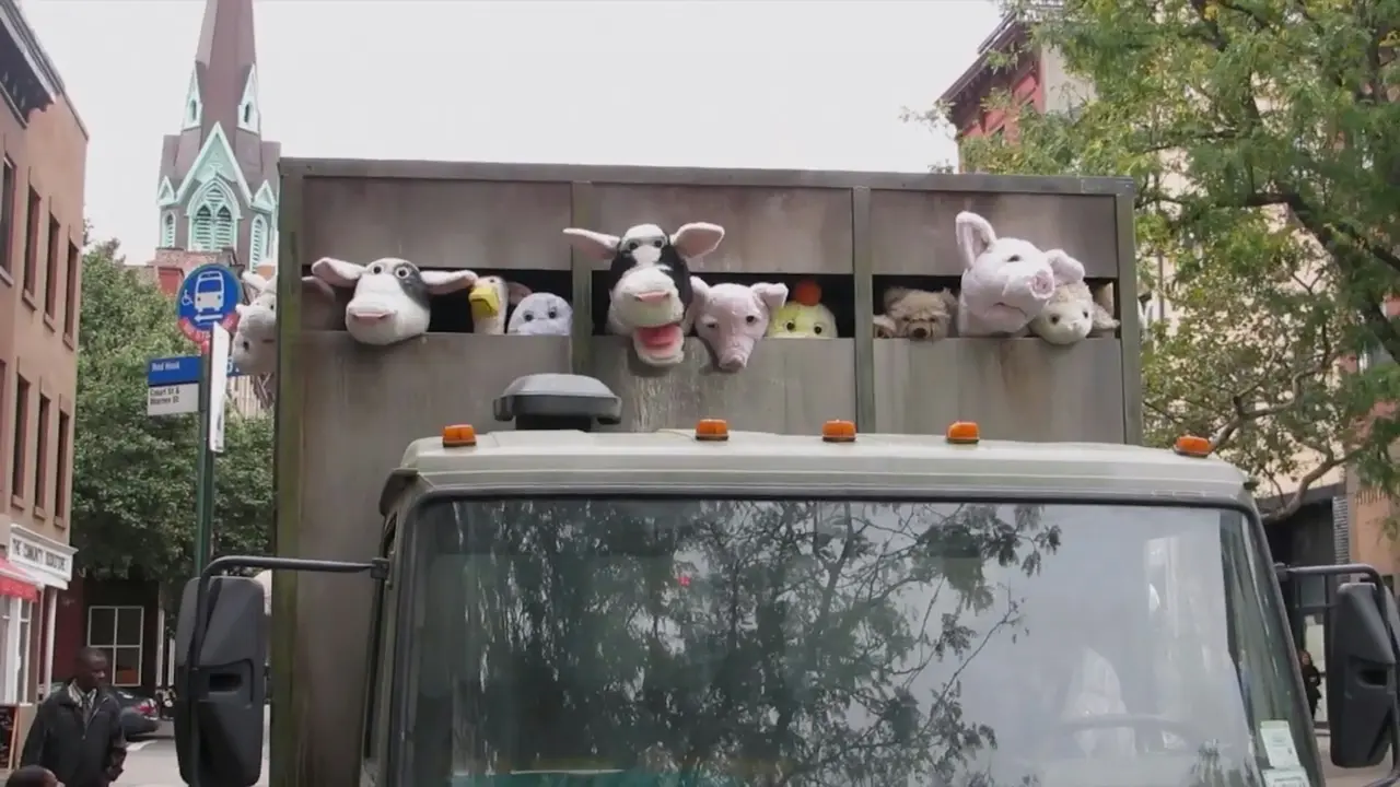 車廂縫隙裏，一隻隻軟乎乎的毛絨動物腦袋探出頭，伴著此起彼伏的「嘰嘰喳喳」。（視頻截圖來源：Banksy NY@YouTube）