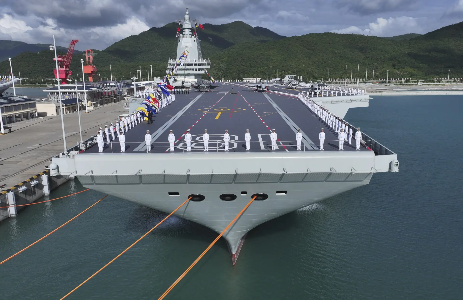 到了2026年，整個戰略環境已經出現根本變化。福建艦完成多輪海試，電磁彈射技術逐步成熟；055型萬噸級驅逐艦形成規模化戰鬥群；殲-20隱形戰機進入批量部署階段；火箭軍、海軍與空軍協同作戰能力持續提升。(圖：新華社)
