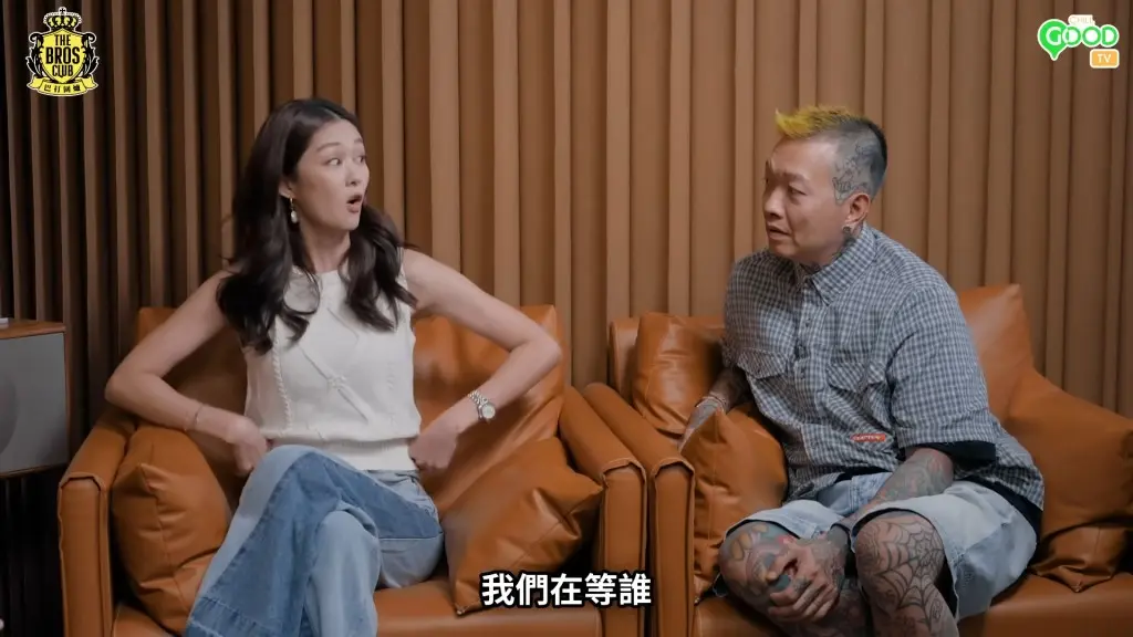 岑麗香形容對方「好有資格鬧人，但又鬧得有道理，一句『唔拍喇今晚』就冧晒廠，冇人會話佢」。說到興起，她更起身叉腰，模仿前輩霸氣質問的語氣：「我哋等緊邊個呀？」(圖：《巴打圍爐》視頻翻攝)